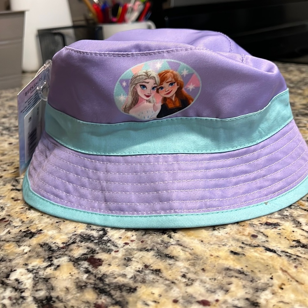 *🆕* with tags, reversible Disney Frozen hat!